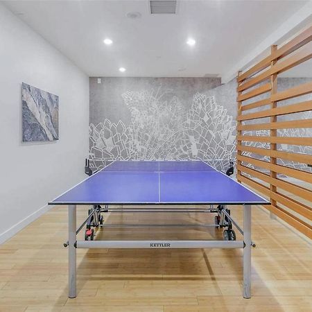 Three-Bedroom Condo With Free Parking Nearby Cn Tower With Lake View トロント エクステリア 写真