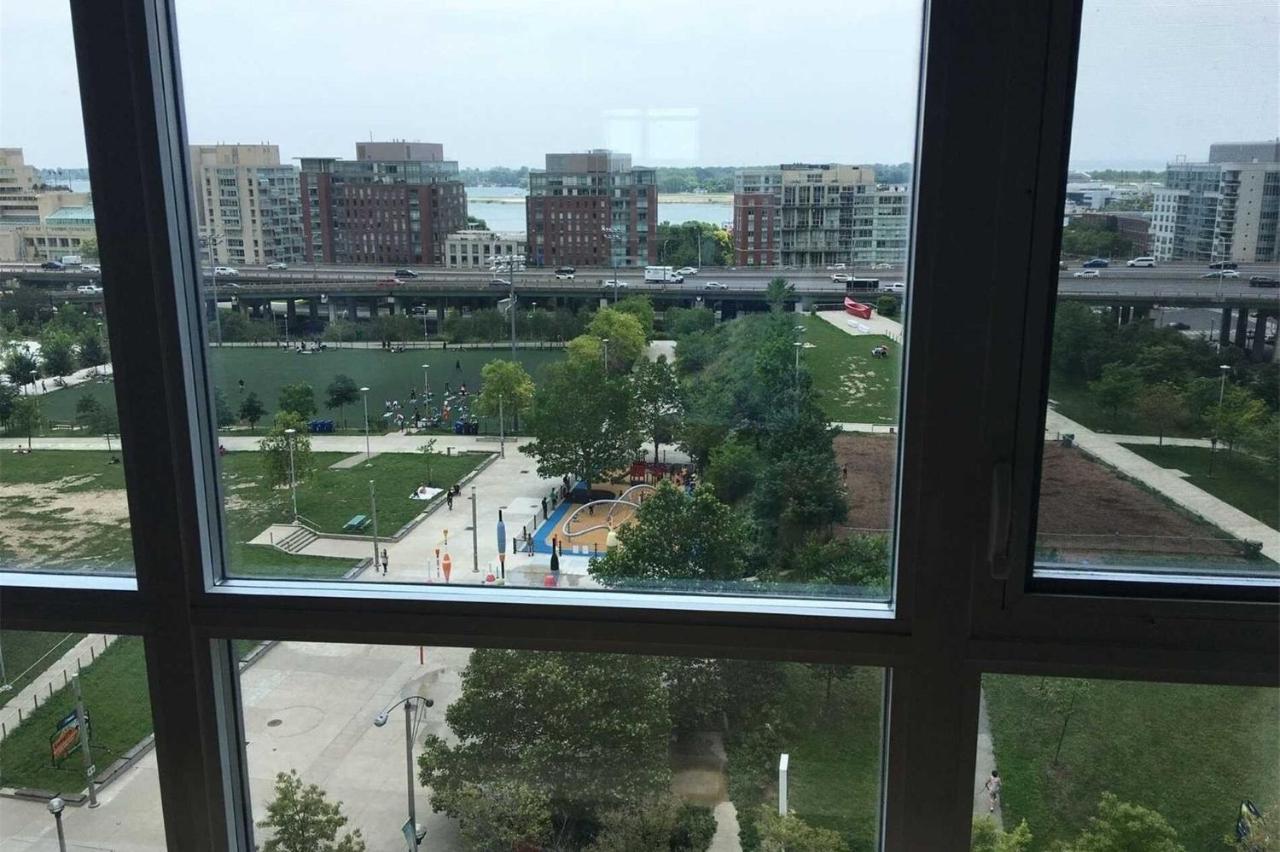 Three-Bedroom Condo With Free Parking Nearby Cn Tower With Lake View トロント エクステリア 写真
