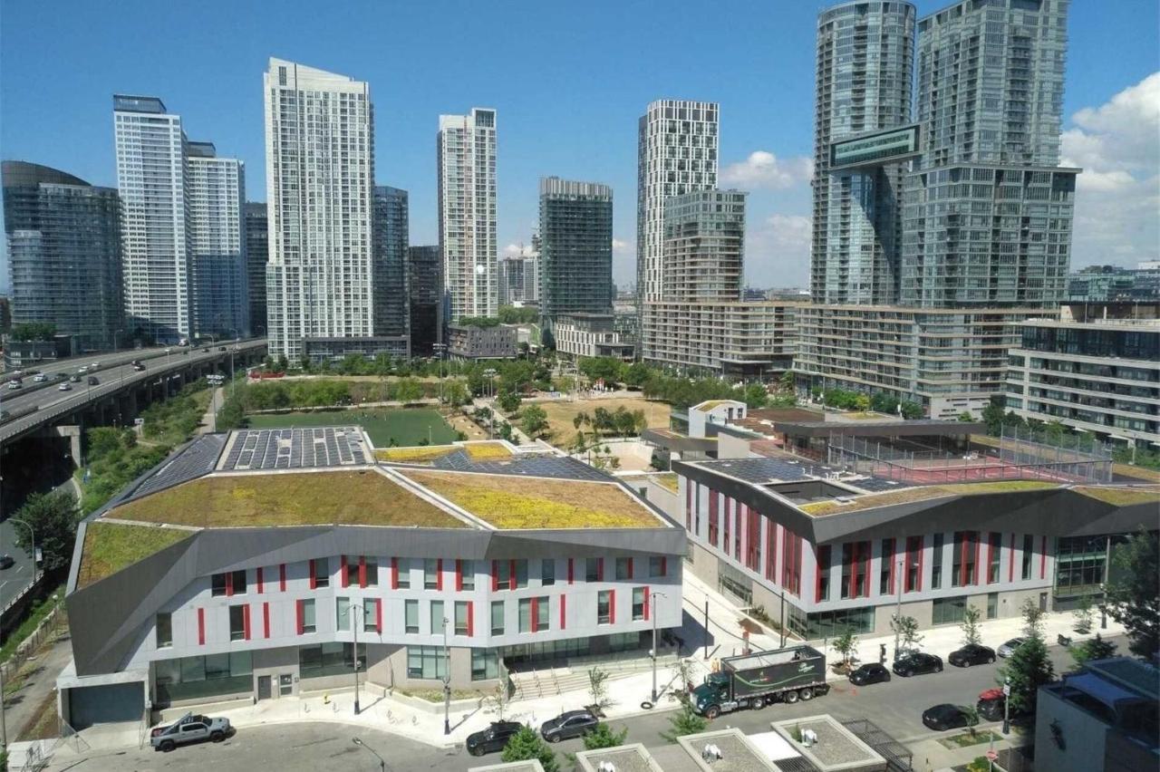 Three-Bedroom Condo With Free Parking Nearby Cn Tower With Lake View トロント エクステリア 写真