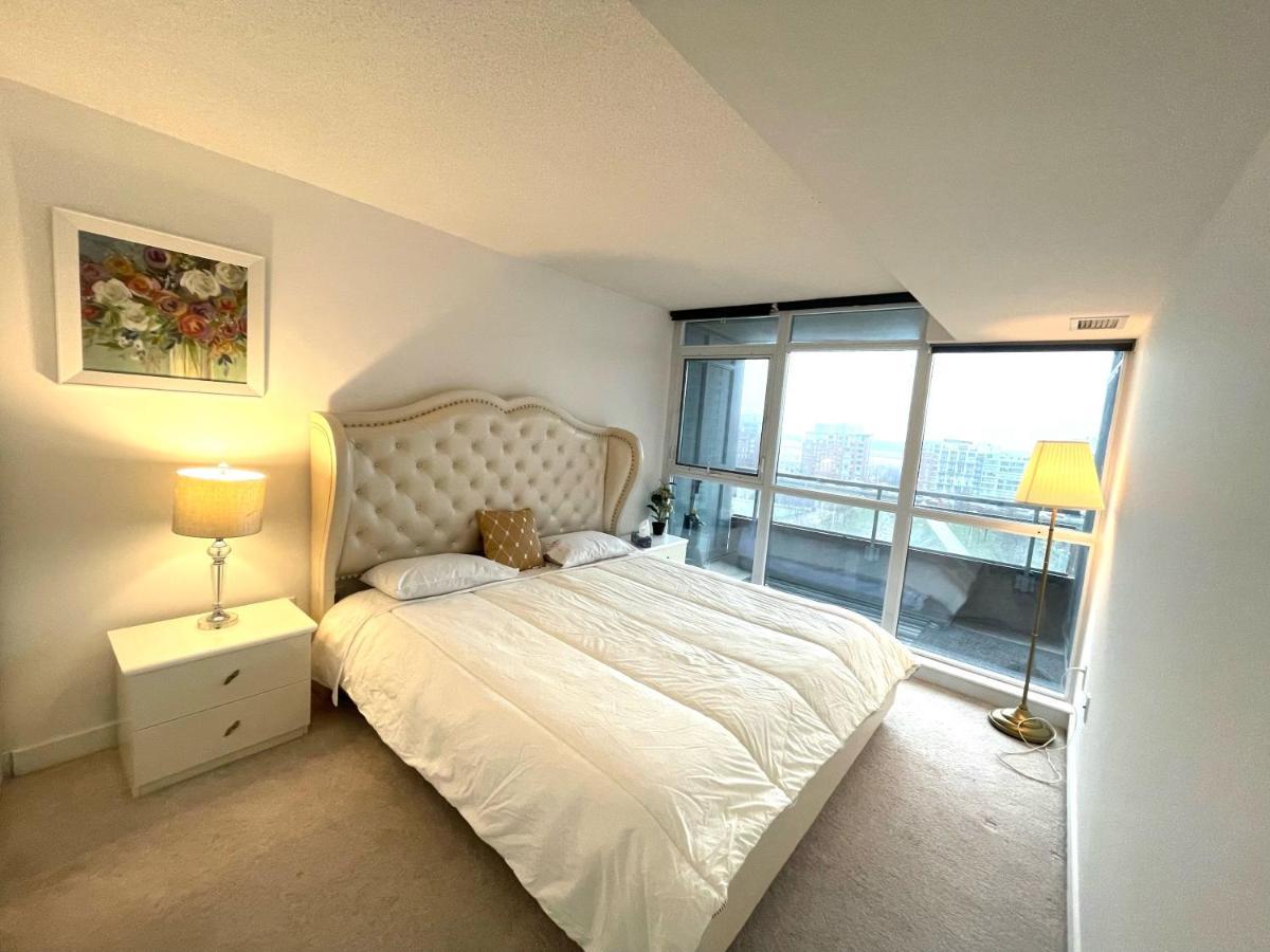 Three-Bedroom Condo With Free Parking Nearby Cn Tower With Lake View トロント エクステリア 写真