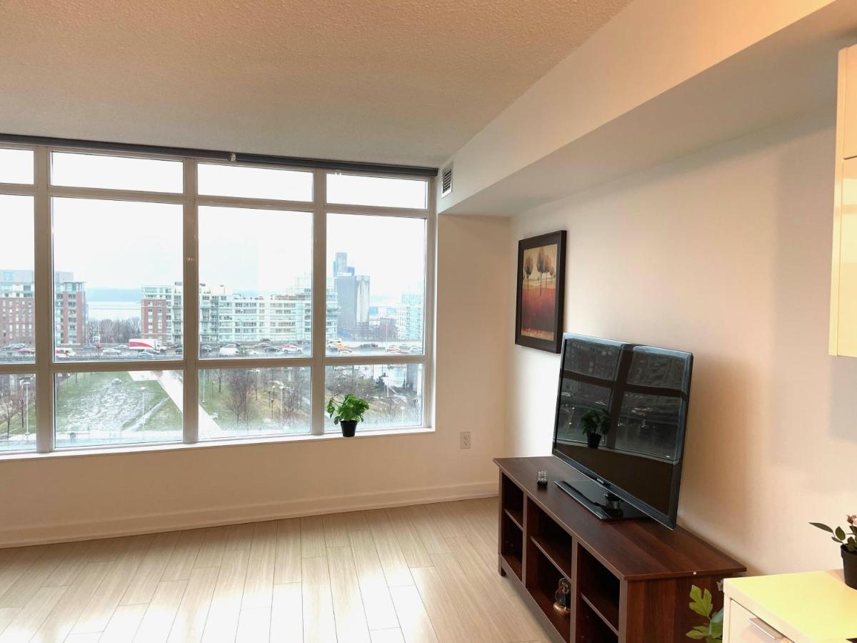 Three-Bedroom Condo With Free Parking Nearby Cn Tower With Lake View トロント エクステリア 写真