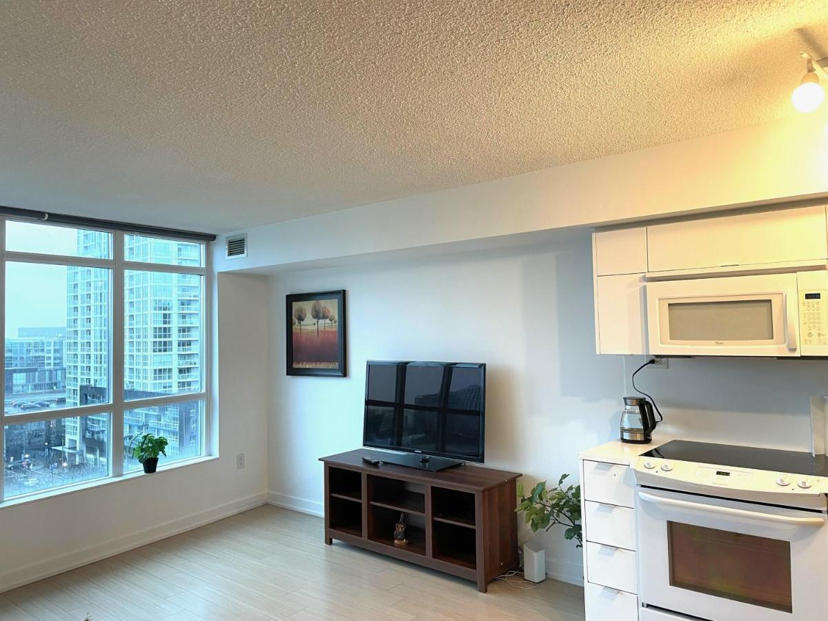 Three-Bedroom Condo With Free Parking Nearby Cn Tower With Lake View トロント エクステリア 写真