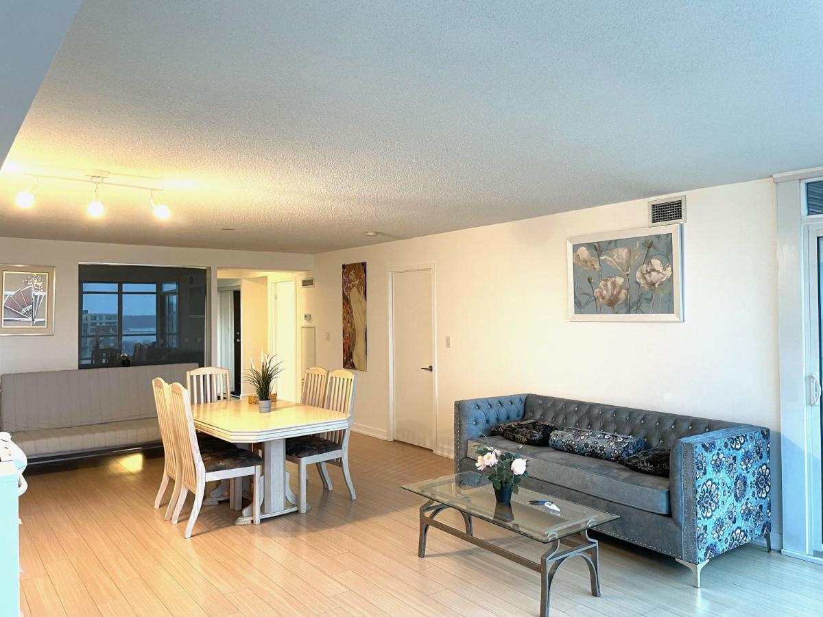 Three-Bedroom Condo With Free Parking Nearby Cn Tower With Lake View トロント エクステリア 写真