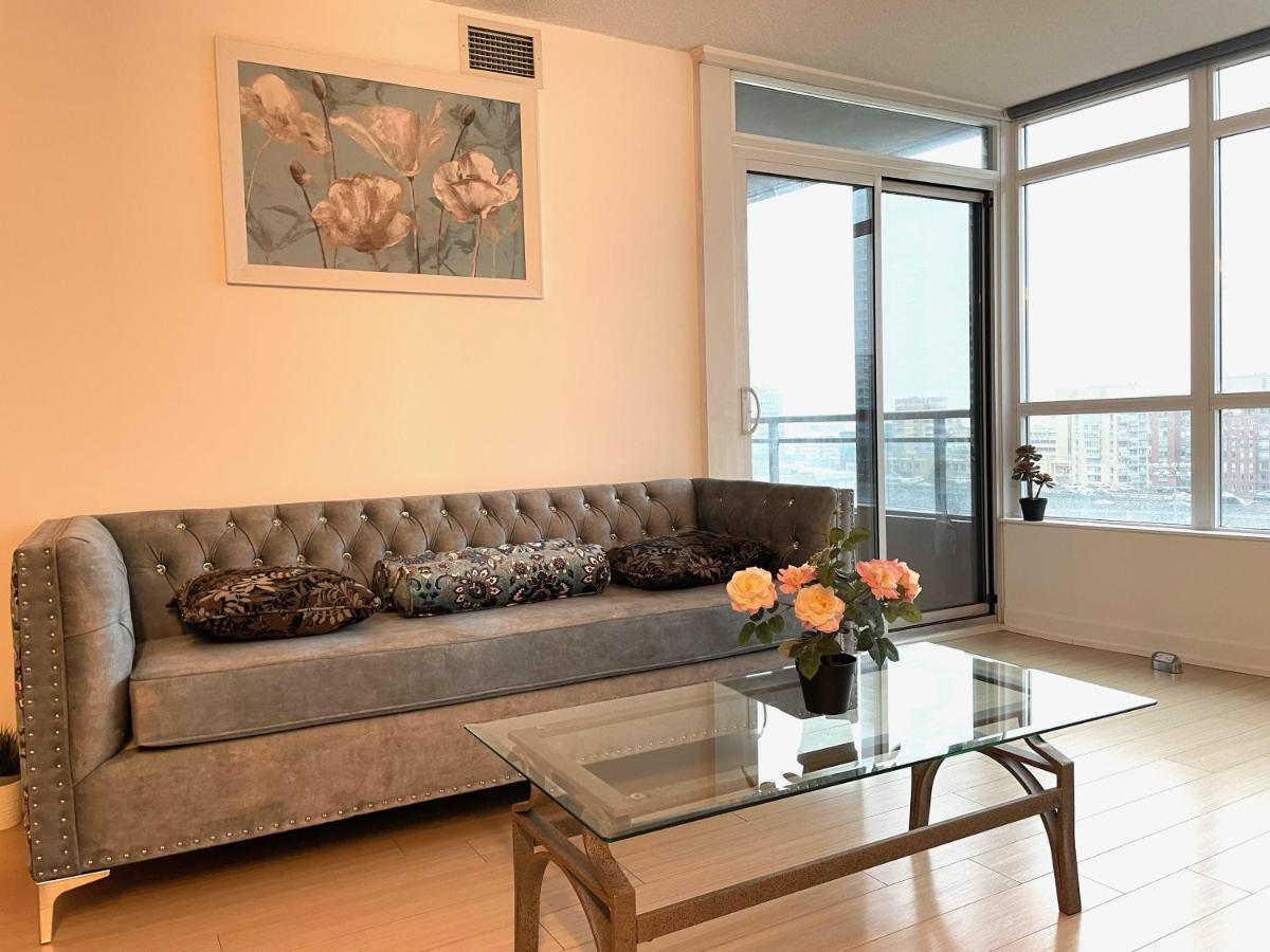 Three-Bedroom Condo With Free Parking Nearby Cn Tower With Lake View トロント エクステリア 写真