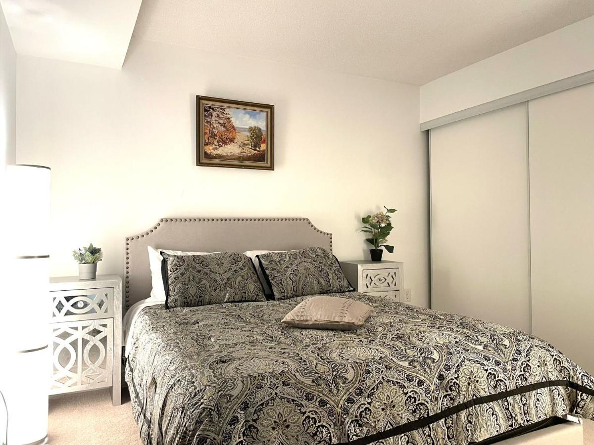 Three-Bedroom Condo With Free Parking Nearby Cn Tower With Lake View トロント エクステリア 写真