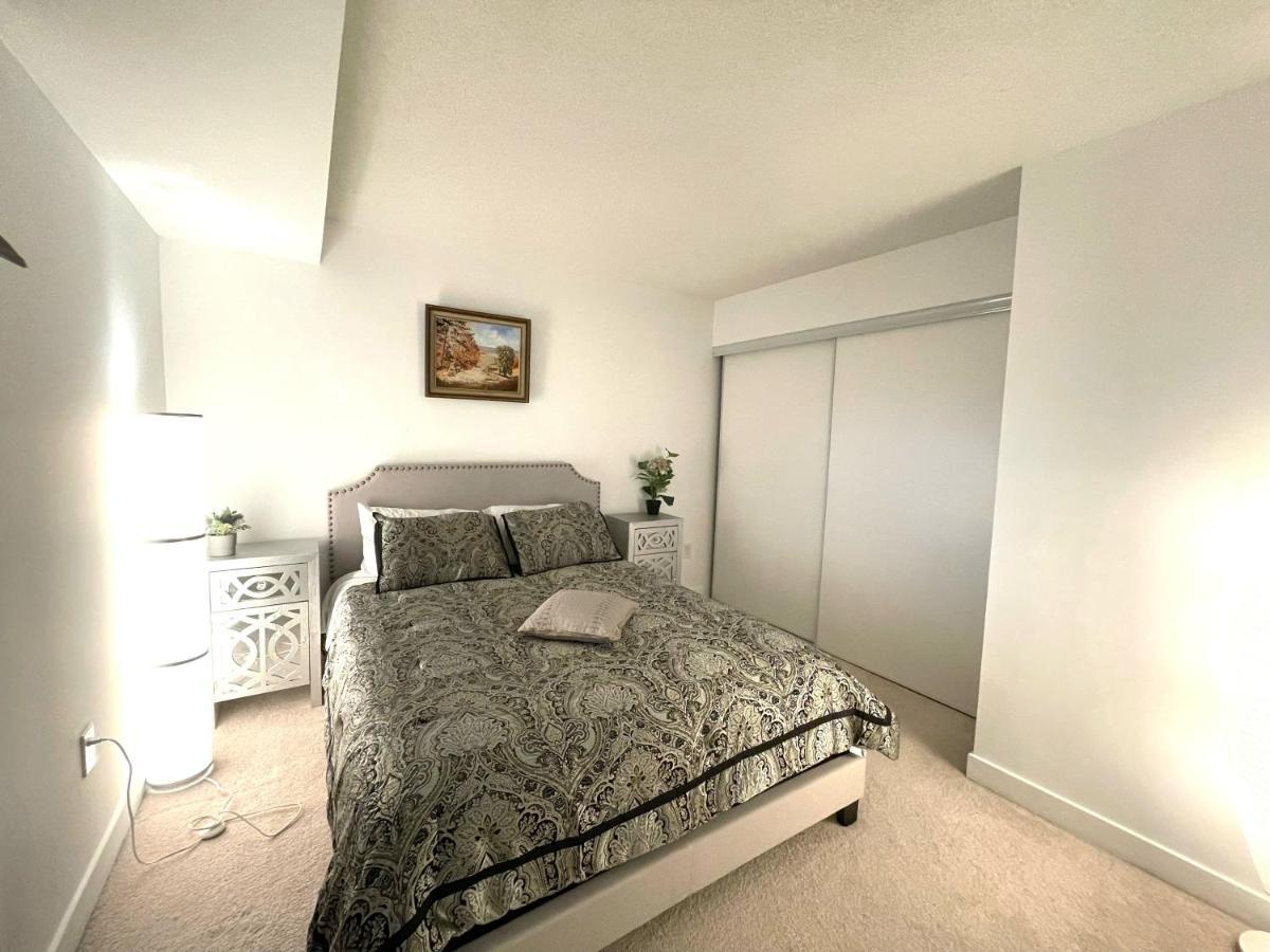 Three-Bedroom Condo With Free Parking Nearby Cn Tower With Lake View トロント エクステリア 写真