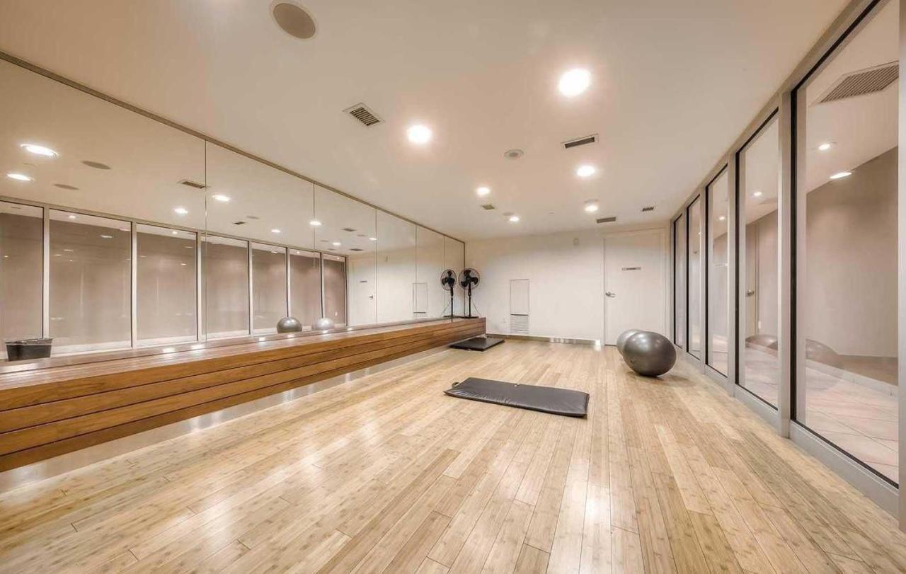 Three-Bedroom Condo With Free Parking Nearby Cn Tower With Lake View トロント エクステリア 写真