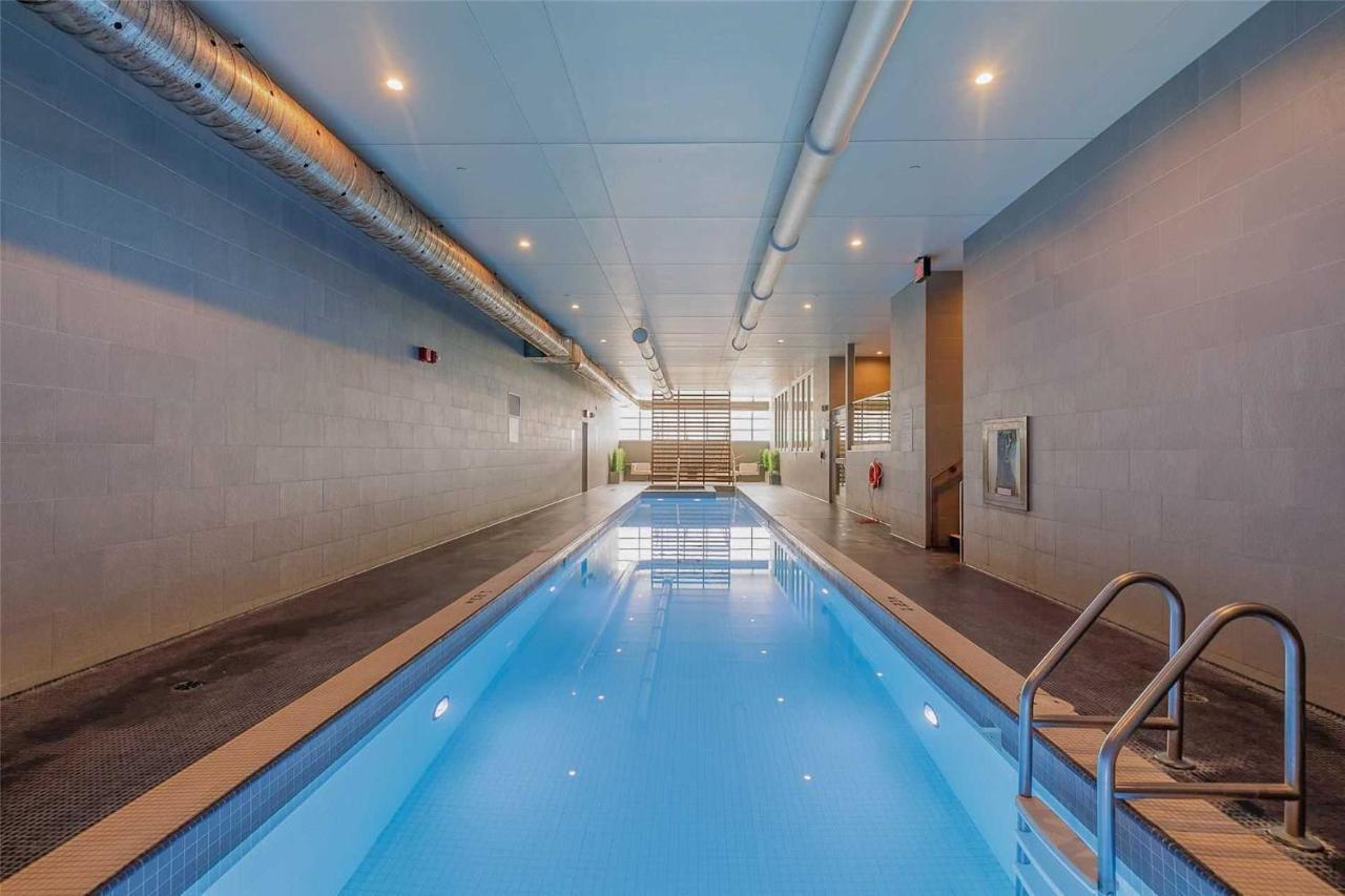 Three-Bedroom Condo With Free Parking Nearby Cn Tower With Lake View トロント エクステリア 写真