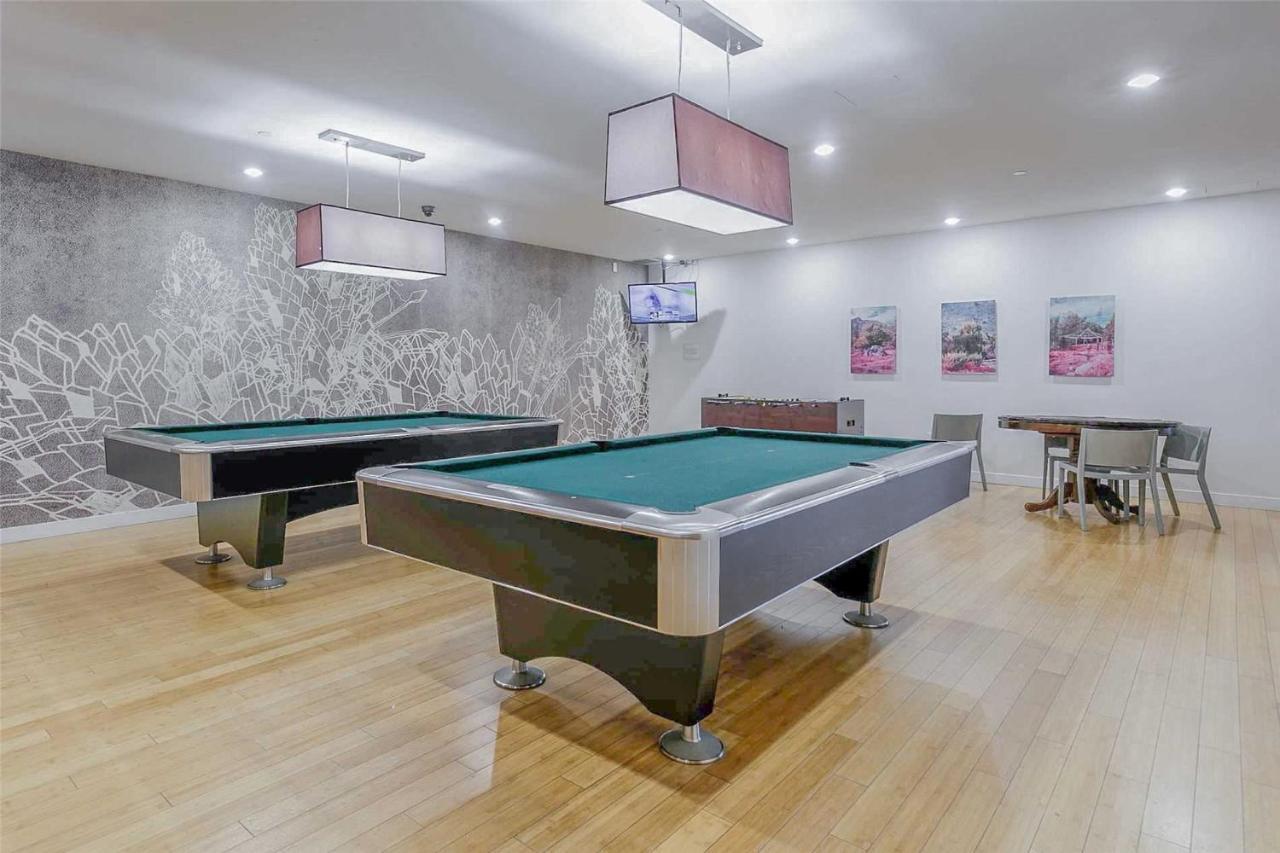 Three-Bedroom Condo With Free Parking Nearby Cn Tower With Lake View トロント エクステリア 写真