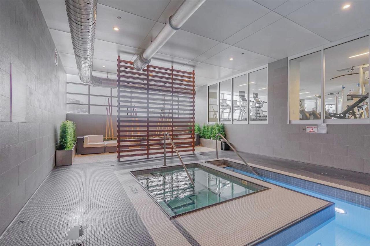 Three-Bedroom Condo With Free Parking Nearby Cn Tower With Lake View トロント エクステリア 写真