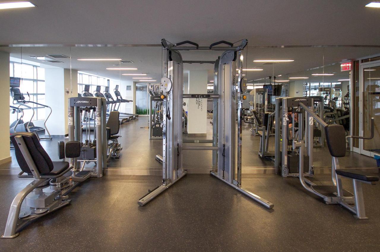 Three-Bedroom Condo With Free Parking Nearby Cn Tower With Lake View トロント エクステリア 写真