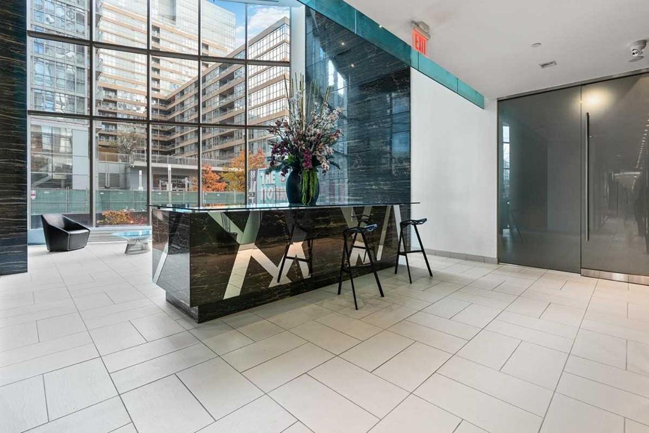 Three-Bedroom Condo With Free Parking Nearby Cn Tower With Lake View トロント エクステリア 写真