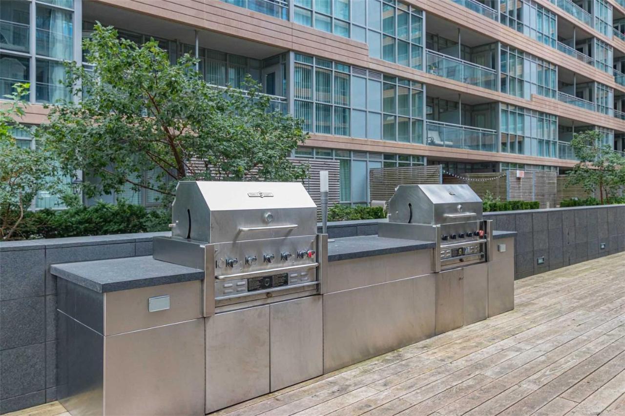 Three-Bedroom Condo With Free Parking Nearby Cn Tower With Lake View トロント エクステリア 写真