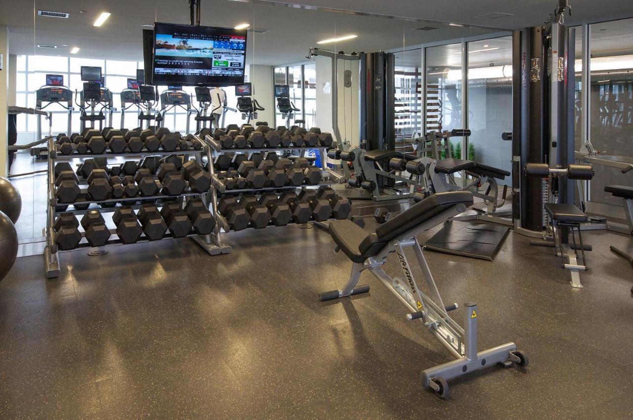 Three-Bedroom Condo With Free Parking Nearby Cn Tower With Lake View トロント エクステリア 写真