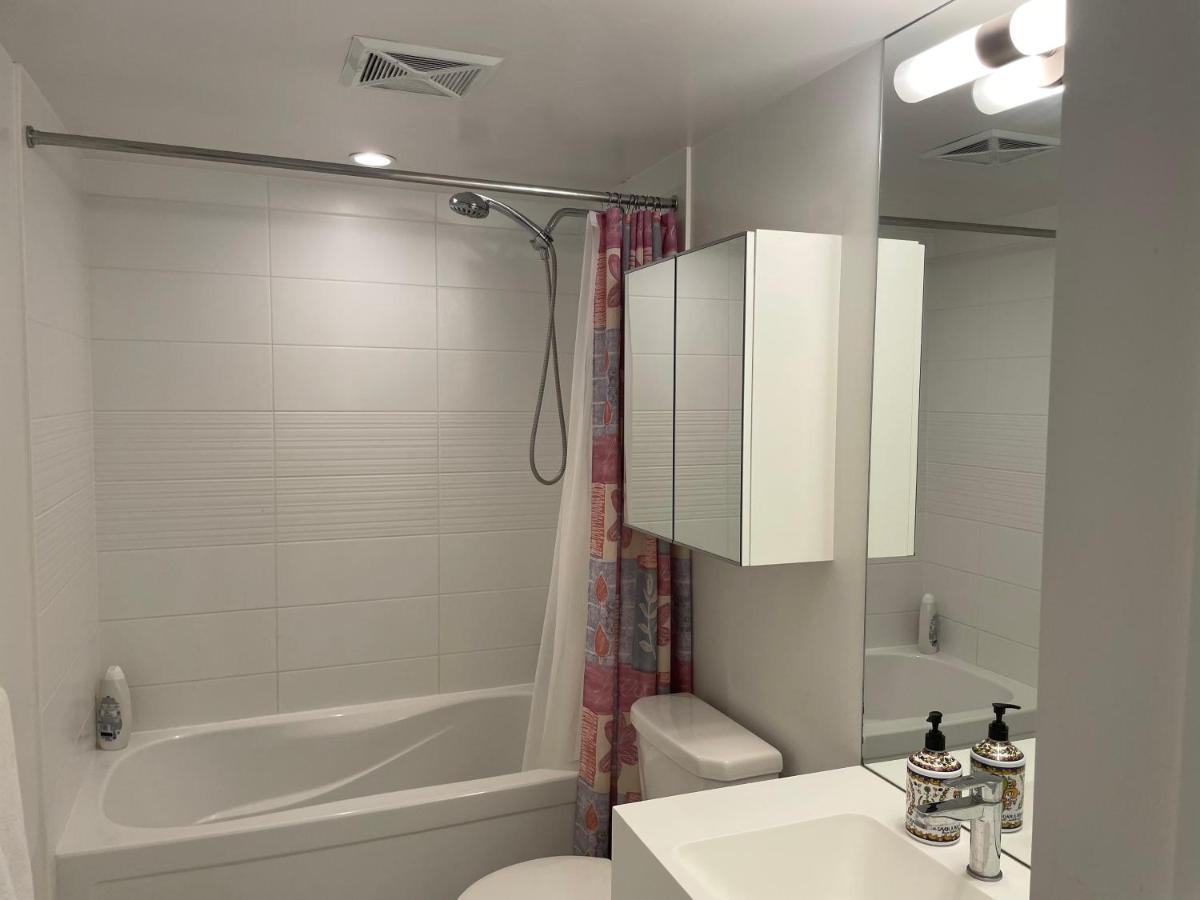 Three-Bedroom Condo With Free Parking Nearby Cn Tower With Lake View トロント エクステリア 写真