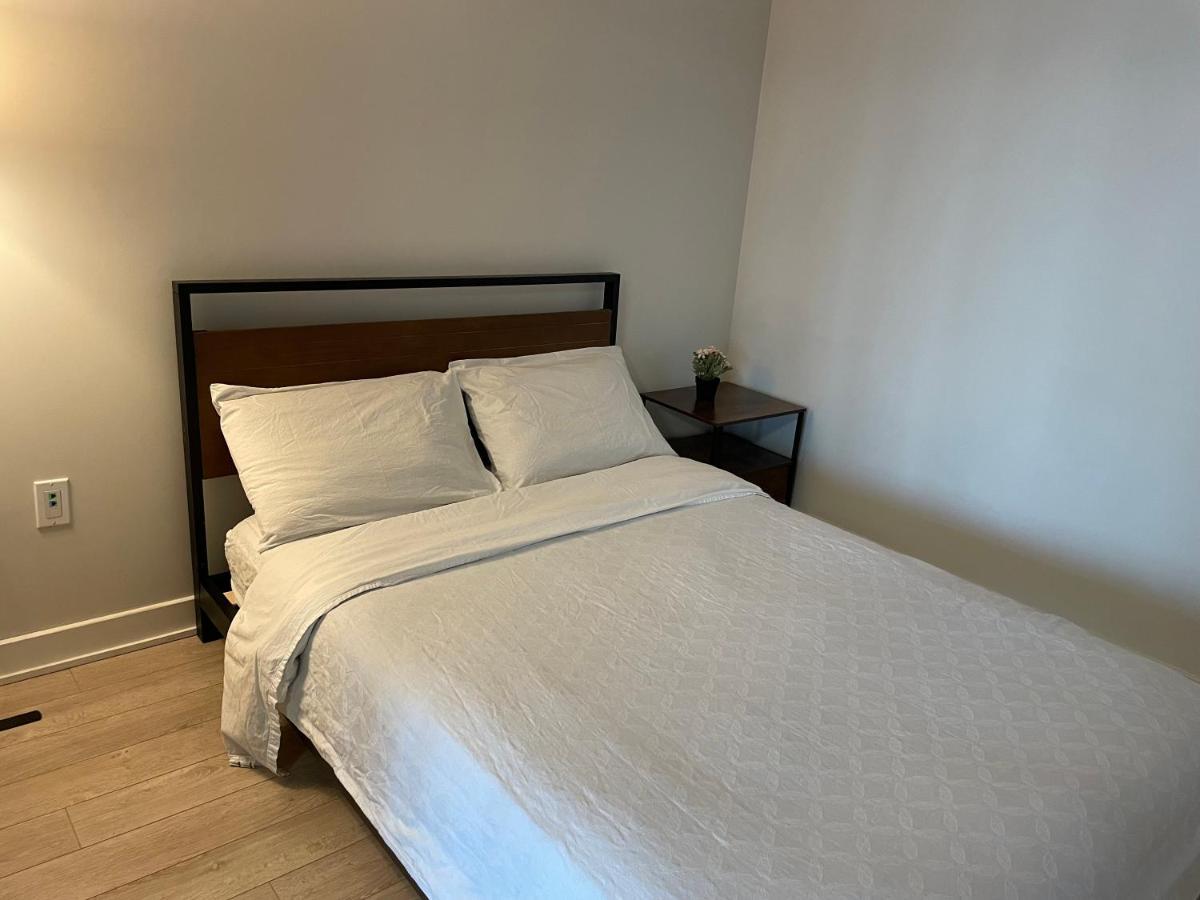 Three-Bedroom Condo With Free Parking Nearby Cn Tower With Lake View トロント エクステリア 写真