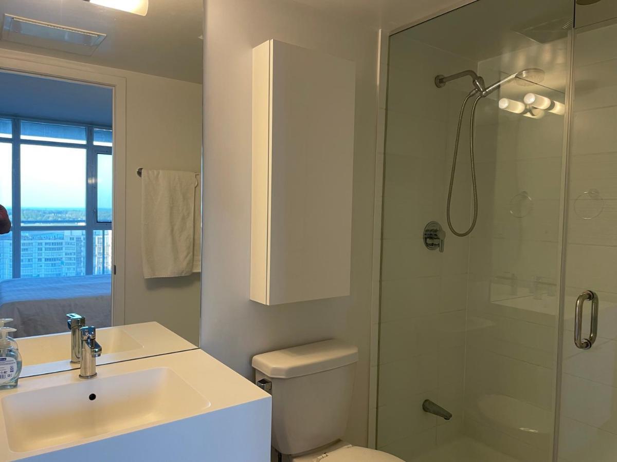 Three-Bedroom Condo With Free Parking Nearby Cn Tower With Lake View トロント エクステリア 写真