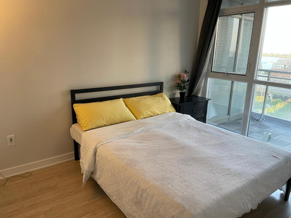 Three-Bedroom Condo With Free Parking Nearby Cn Tower With Lake View トロント エクステリア 写真