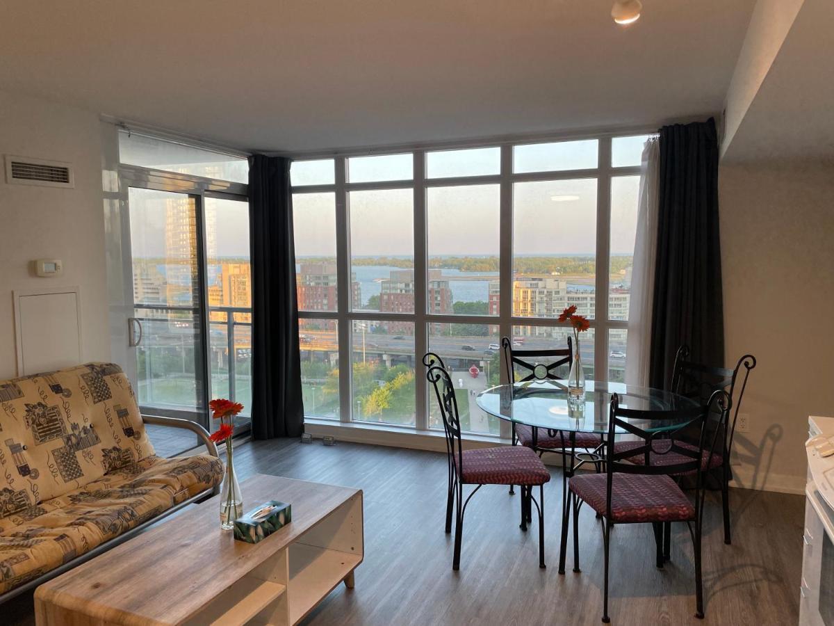 Three-Bedroom Condo With Free Parking Nearby Cn Tower With Lake View トロント エクステリア 写真